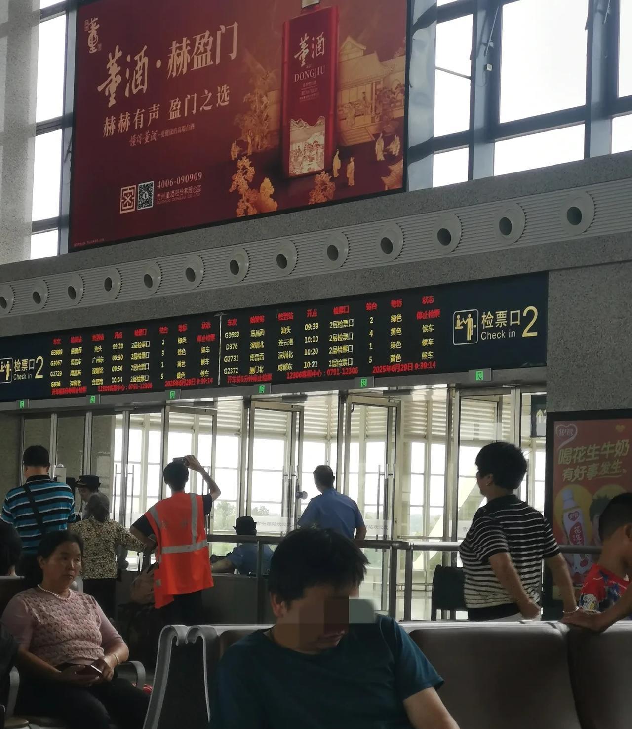 这是一趟开往深圳的高铁。
不知不觉，我们已经来到女儿人生的分水岭。
已经走过的是