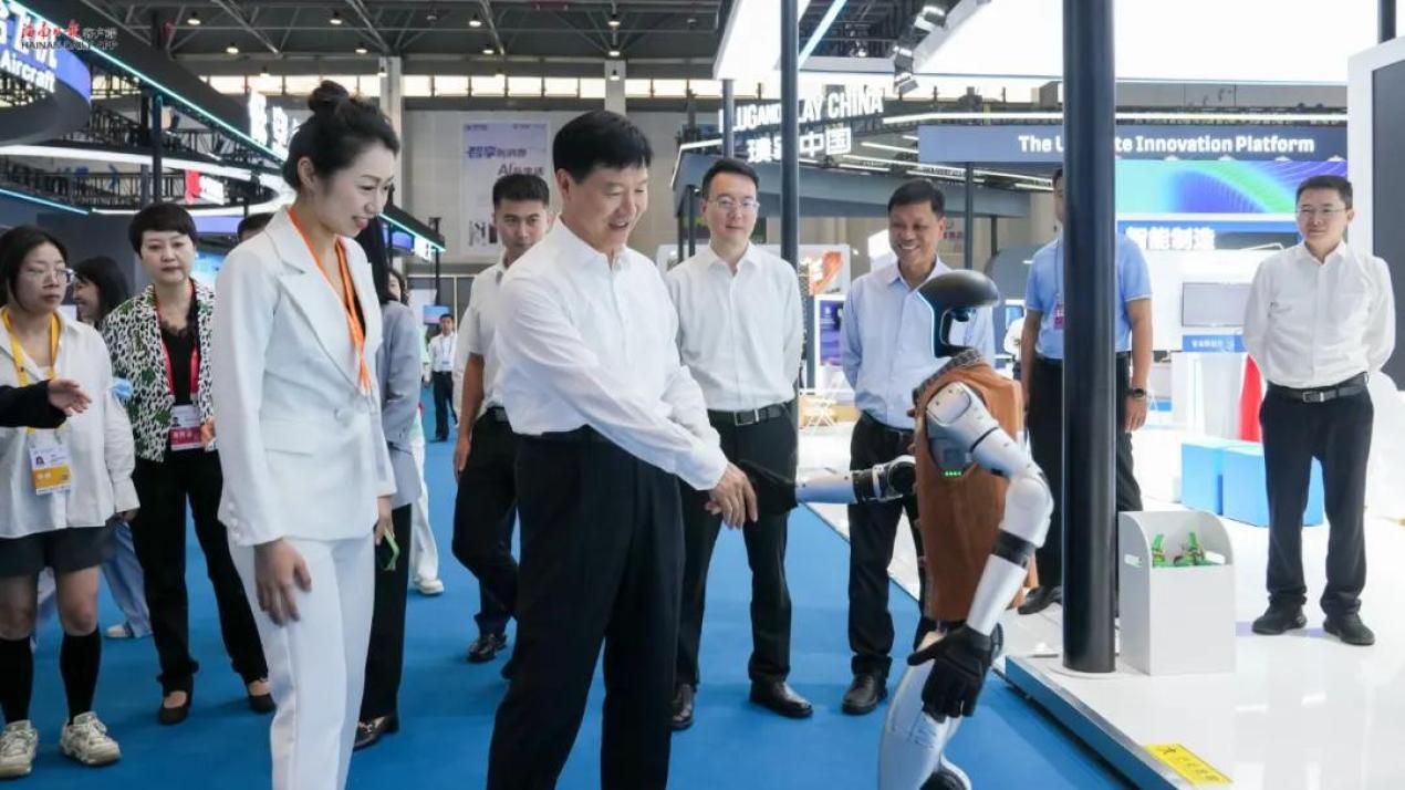 刘小明到第五届中国国际消费品博览会巡馆