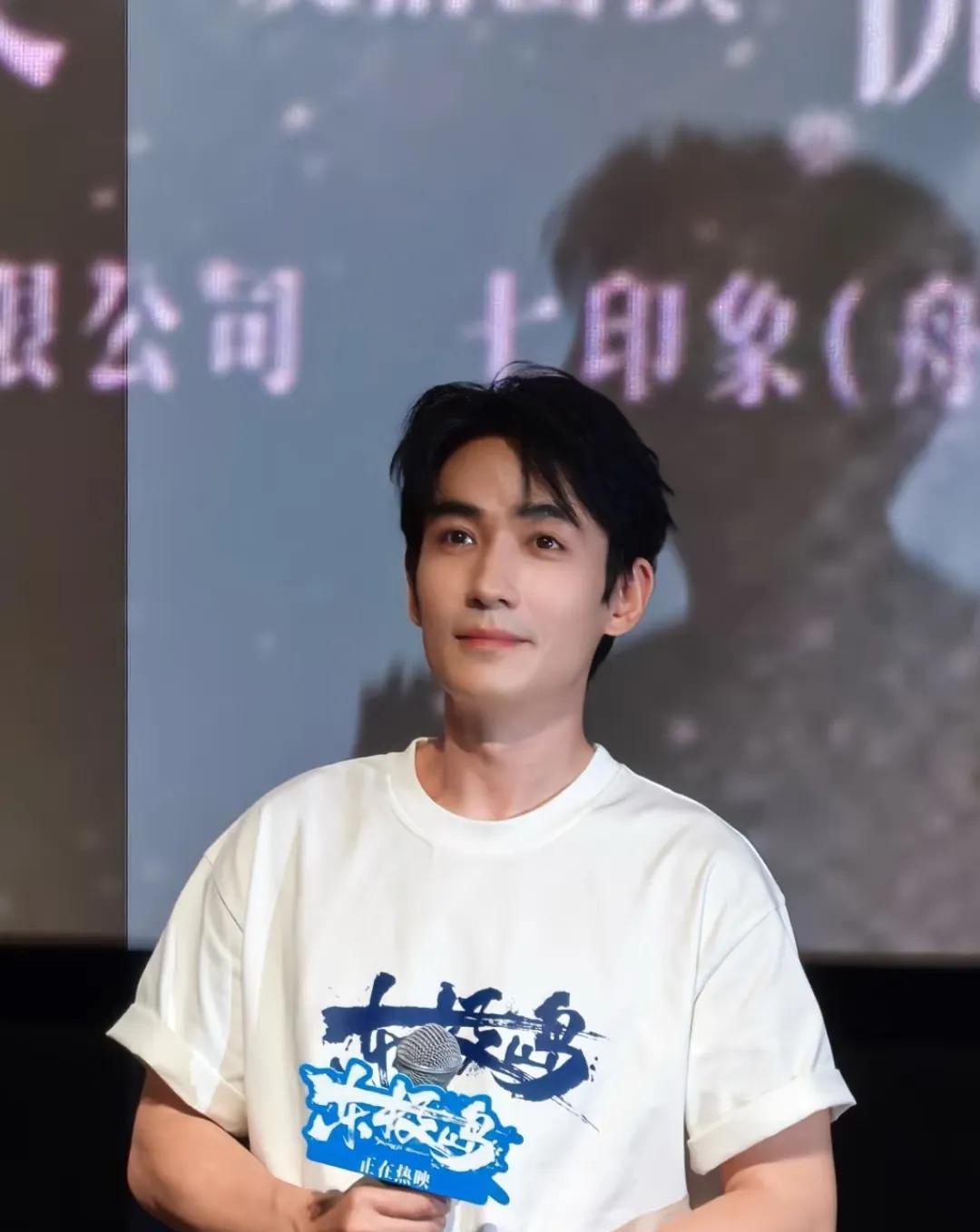 有种预感，
朱一龙以后估计很难再演电影了。
虽然他的演技很好，颜值，只是他这次可