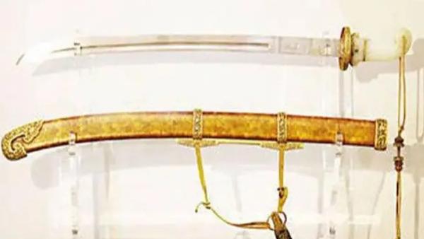 河北老农500万出售祖传宝刀，遭专家失望指责，老人：你们没资格！