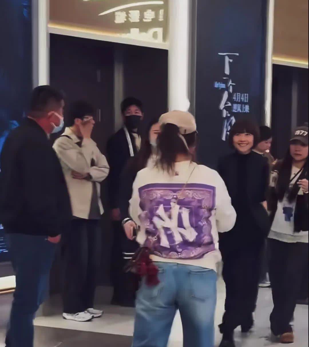 鲁豫出场够壮观，前呼后拥的，她一身黑衣，自信大方，笑得真好看。身材好瘦，显得头有