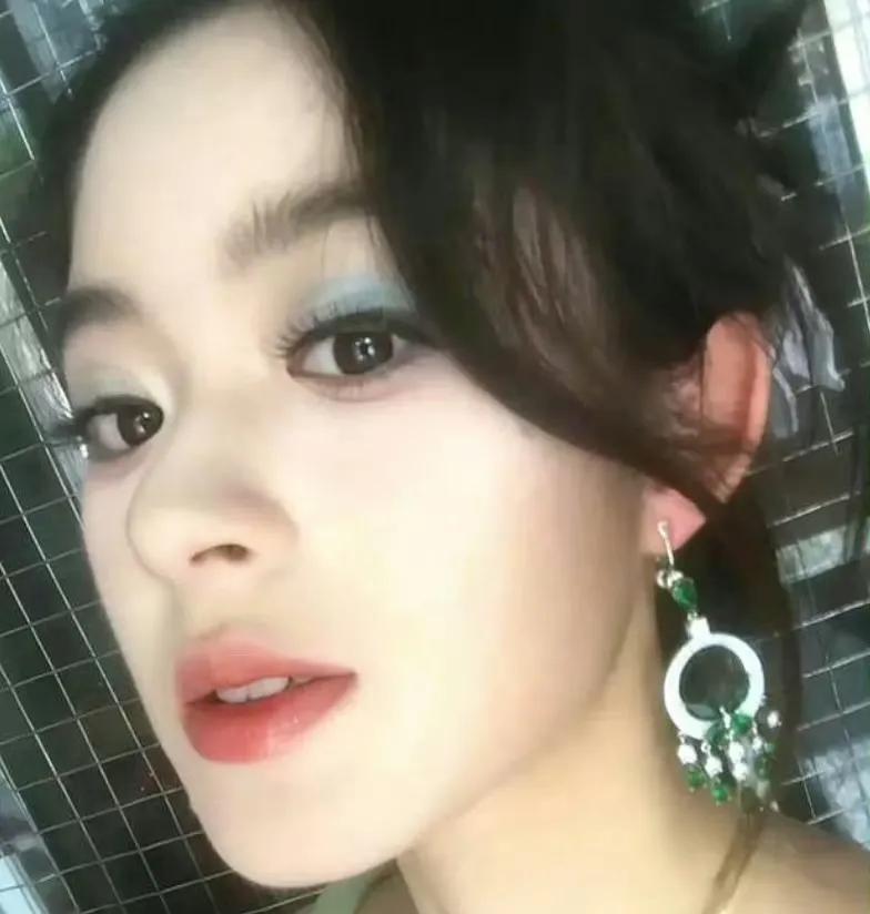 笑不活了！
黄杨钿甜的耳环居然是高仿货！
她父亲是当官的，她母亲是开公司的，不缺