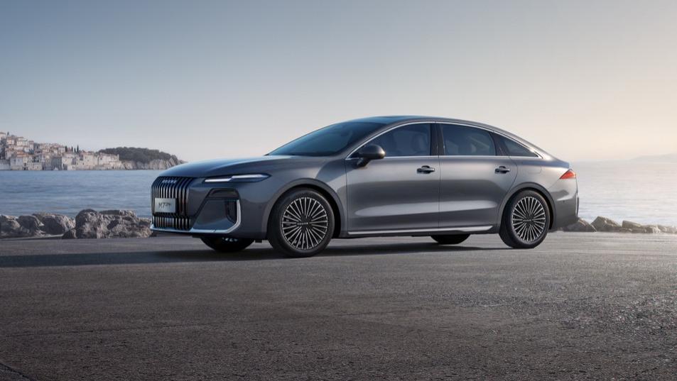 带娃开车不费妈！荣威M7 DMH搭载豆包大模型，能哄娃会修车