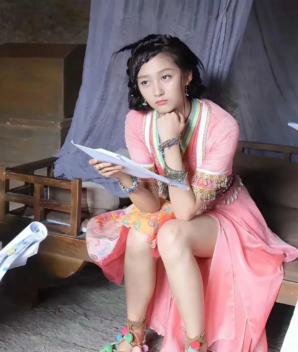 关晓彤是娱乐圈唯一不会被质疑整容的女演吧，杨紫被怀疑整容，但是关晓彤真的没人会质