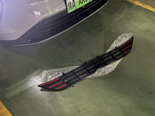 发现两个小缺憾
瑕不掩瑜可以忍
今天网上买的防虫网到货了，主副驾驶内侧直接漏铁也