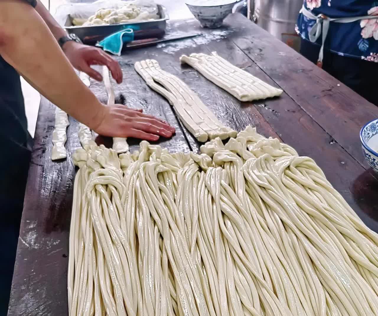 男子外卖点了一碗牛肉面，
20多块钱一碗，结果吃到一片牛肉。
去找商家理论，