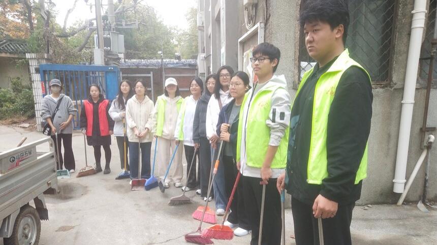 河南新市民：青年学子进社区清洁行动