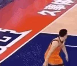 徐杰妙传徐昕扣篮的两分球，裁判吹了徐杰踩线！可是直播画面有选择的没有给回放！那就