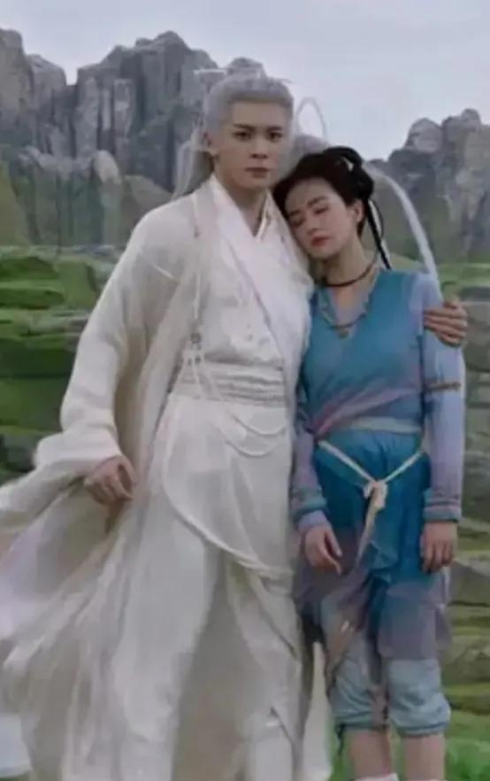 一直以为明星搭档怎么也会有奇妙的CP感，可白鹿曾舜晞新剧这“观音抱哪吒”的画面，