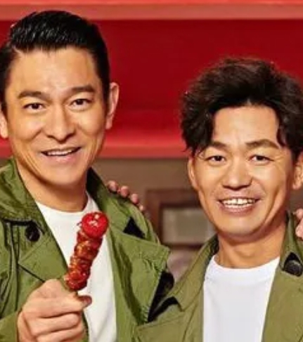 2003年，刘德华刚洗完手，迎面碰到了王宝强，打完招呼后刚准备走时，他发现王宝强