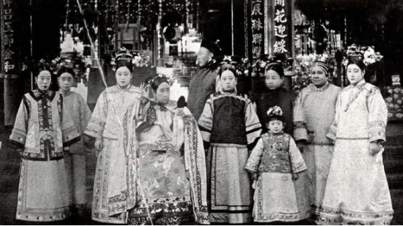 1908年，慈禧临死前一刻，太监给她喝了一碗海龟汤，吊着最后一口气，紧接着慈禧就