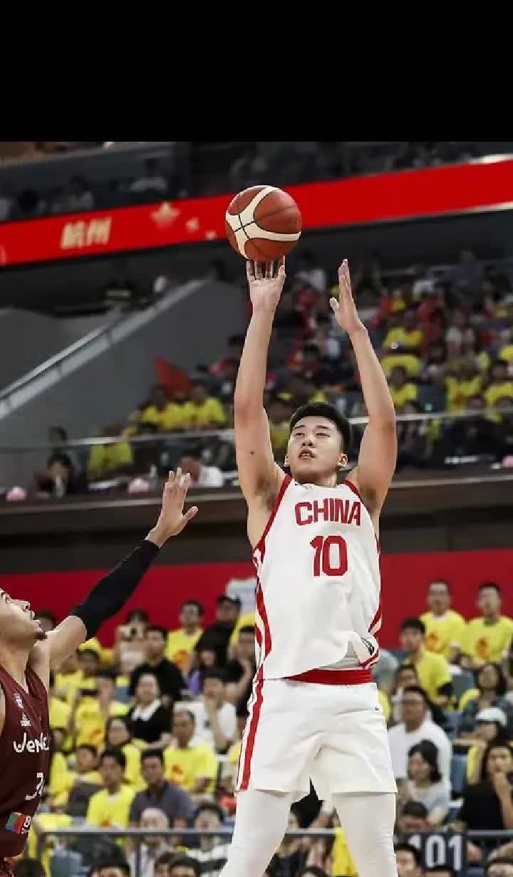 中国男篮未来锋线答案王俊杰。
王俊杰，今年20岁，身高2.06，体重104公斤