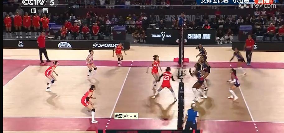 中国女排在世界赛中小组赛中对阵多米尼加队，两局2-0领先，中国女排明显实力要比多