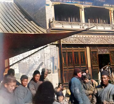 1900年，山东烟台城中一片繁荣的景象。小商贩们都聚集在一起做生意。他们的买卖虽