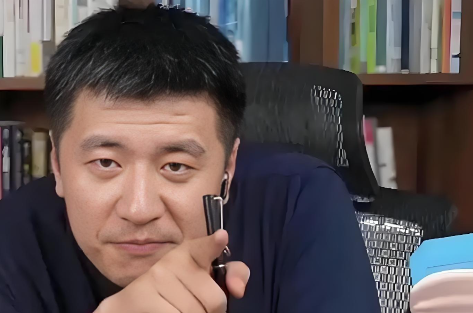 张雪峰解禁复播，四万多人挤着看热闹，果然没让人失望：以前把文科骂的不像样，现在又