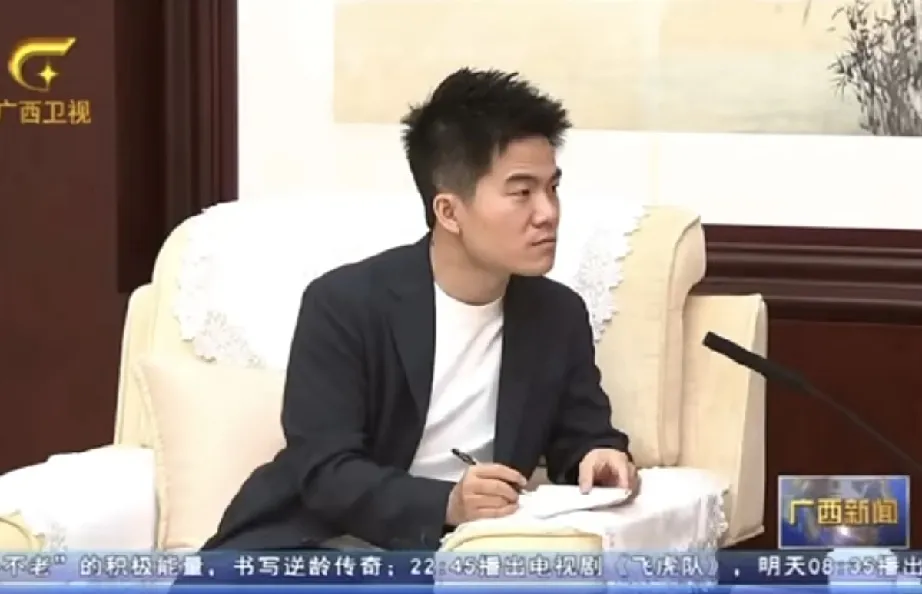 如此正襟危坐的董宇辉你见过吗？

因为今天他在广西接受了高规格的会见。

看得出