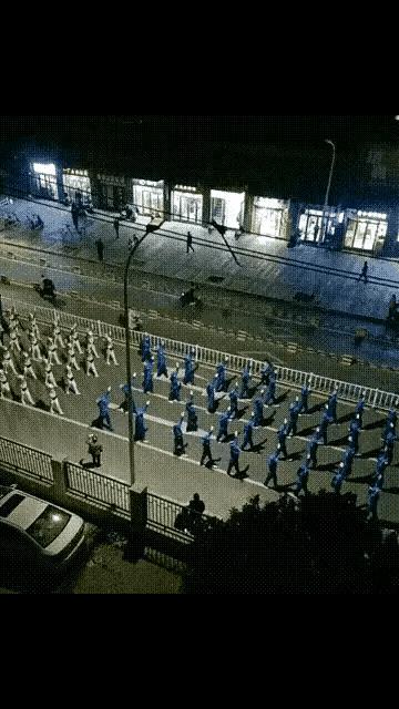 治理暴走团易如反常，把组织者绳之以法即可，经济处罚加刑拘，对参与者剥夺退休金处理