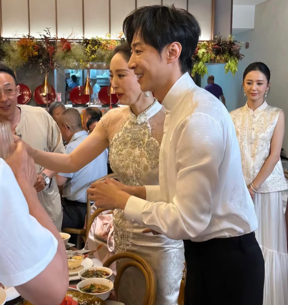 董璇和张维伊婚礼现场，伴娘团和伴郎团就是女明星和男笑星的反差