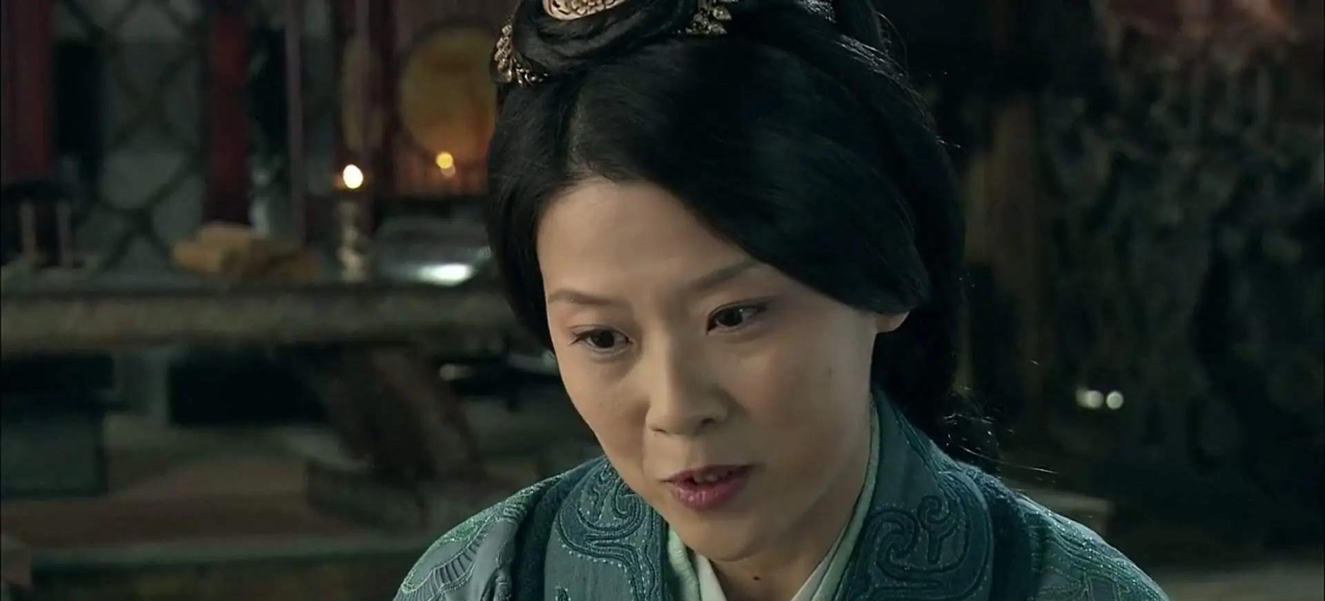 薄姬，相貌平平，却因一句预言改变了命运。



她出身卑微，父母双亡后，幼年便在
