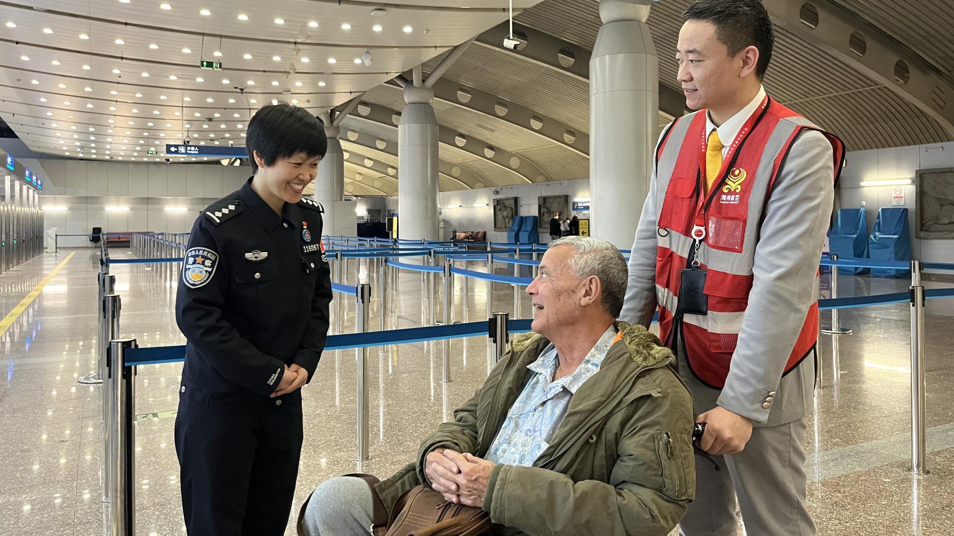 不以红妆避风雨，身轻负重敢担当