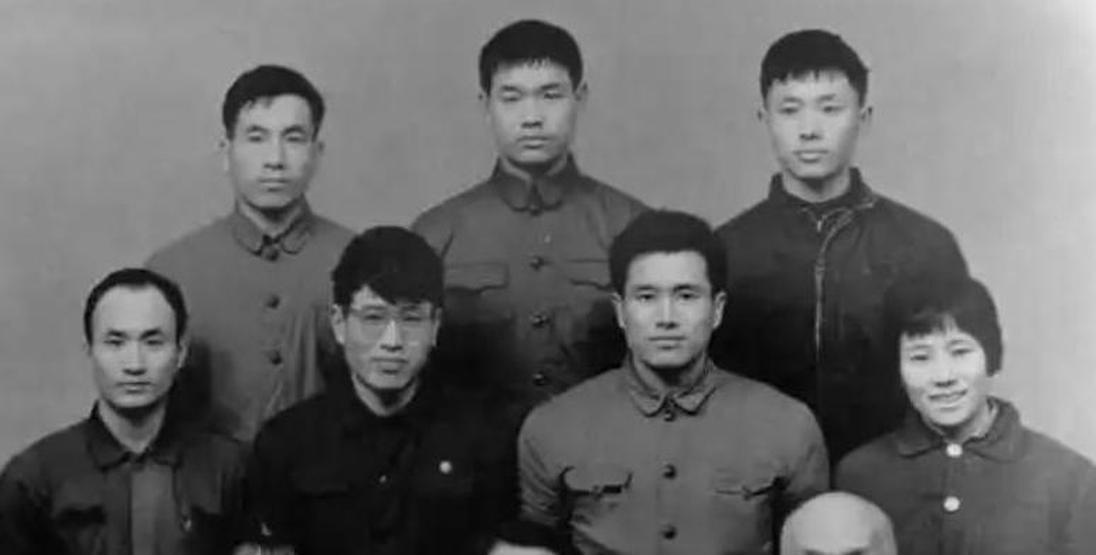 他将7人游击队壮大成一个团，大授衔前被翻旧账，憾失中将军衔。
当时正值北伐战争，
