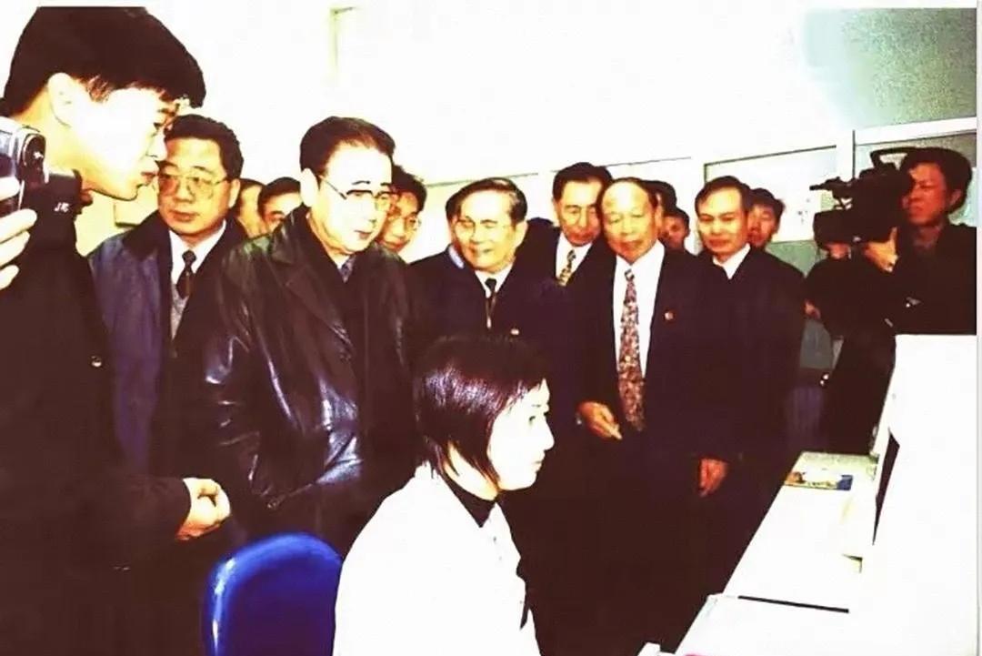2000年盛夏，李鹏来到广东西樵轻纺城，深入考察中国面料名镇的转型发展。在布料工