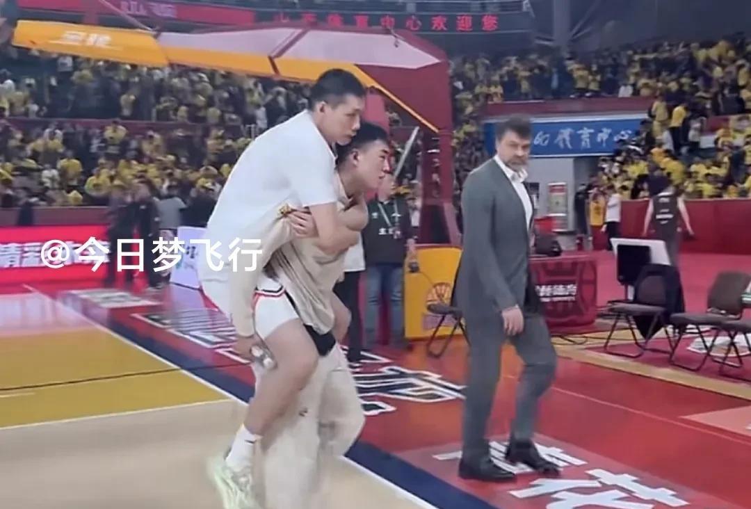 广东队任骏飞受伤不能行走！
CBA16日季后赛启用外籍裁判！
今晚山西VS广东赛