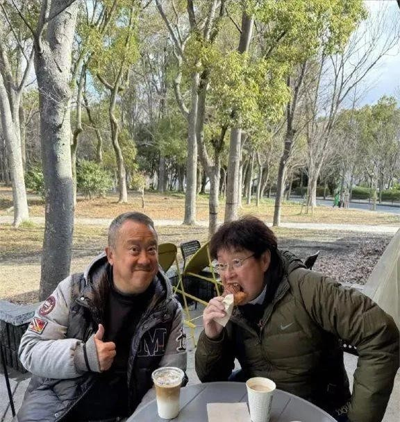 谭咏麟曾志伟日本吃蟹











我的天哪！74岁的谭咏麟和曾志伟居然