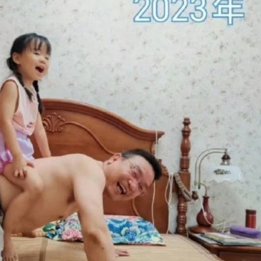 1995年和2023年，自己换成了女儿，坐着的依然是孩子，趴着的人已两鬓白发
