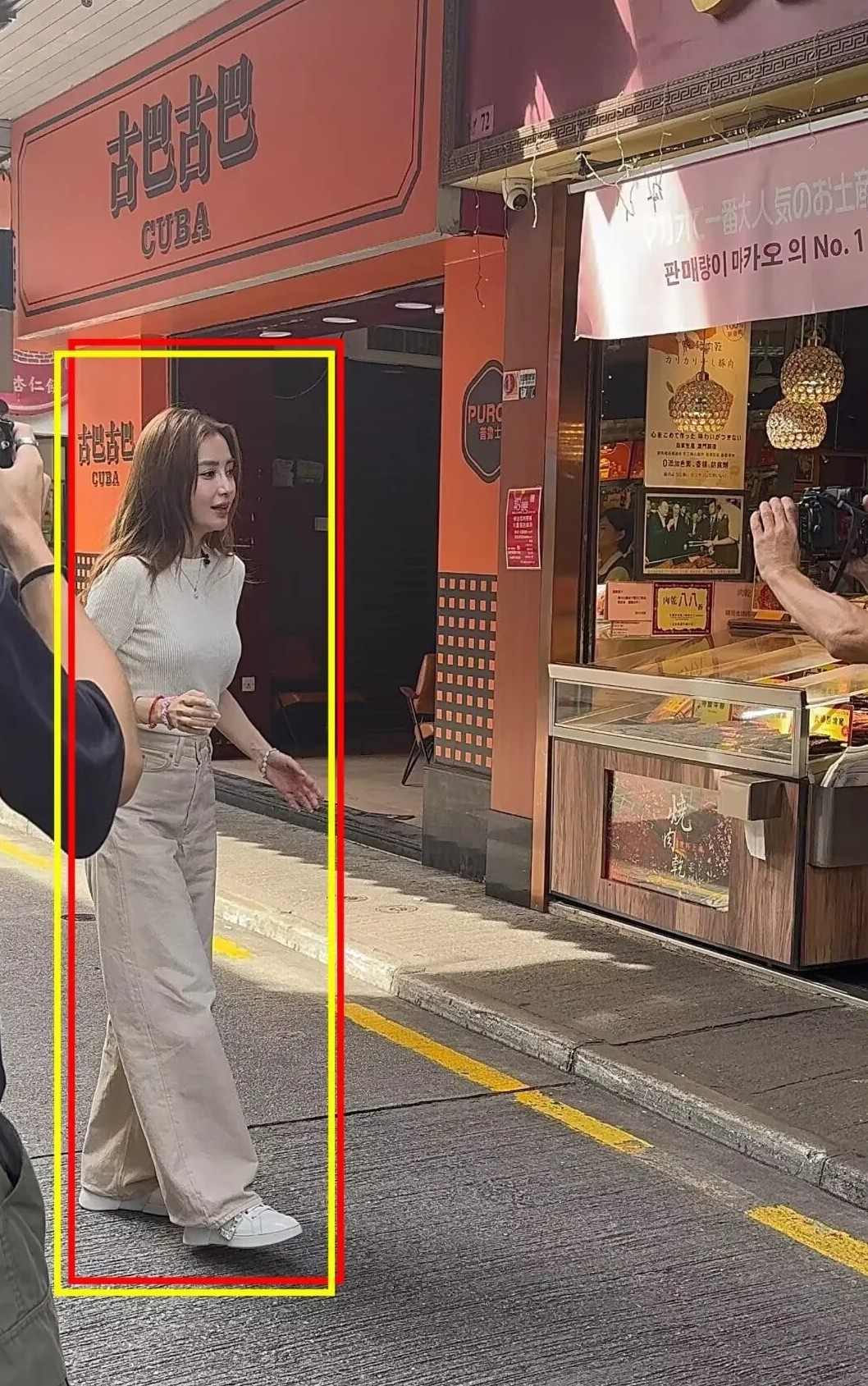 说实话,真的很不上镜。😘

这姐脸一直都好权威啊！无滤镜无美颜的时代，她就