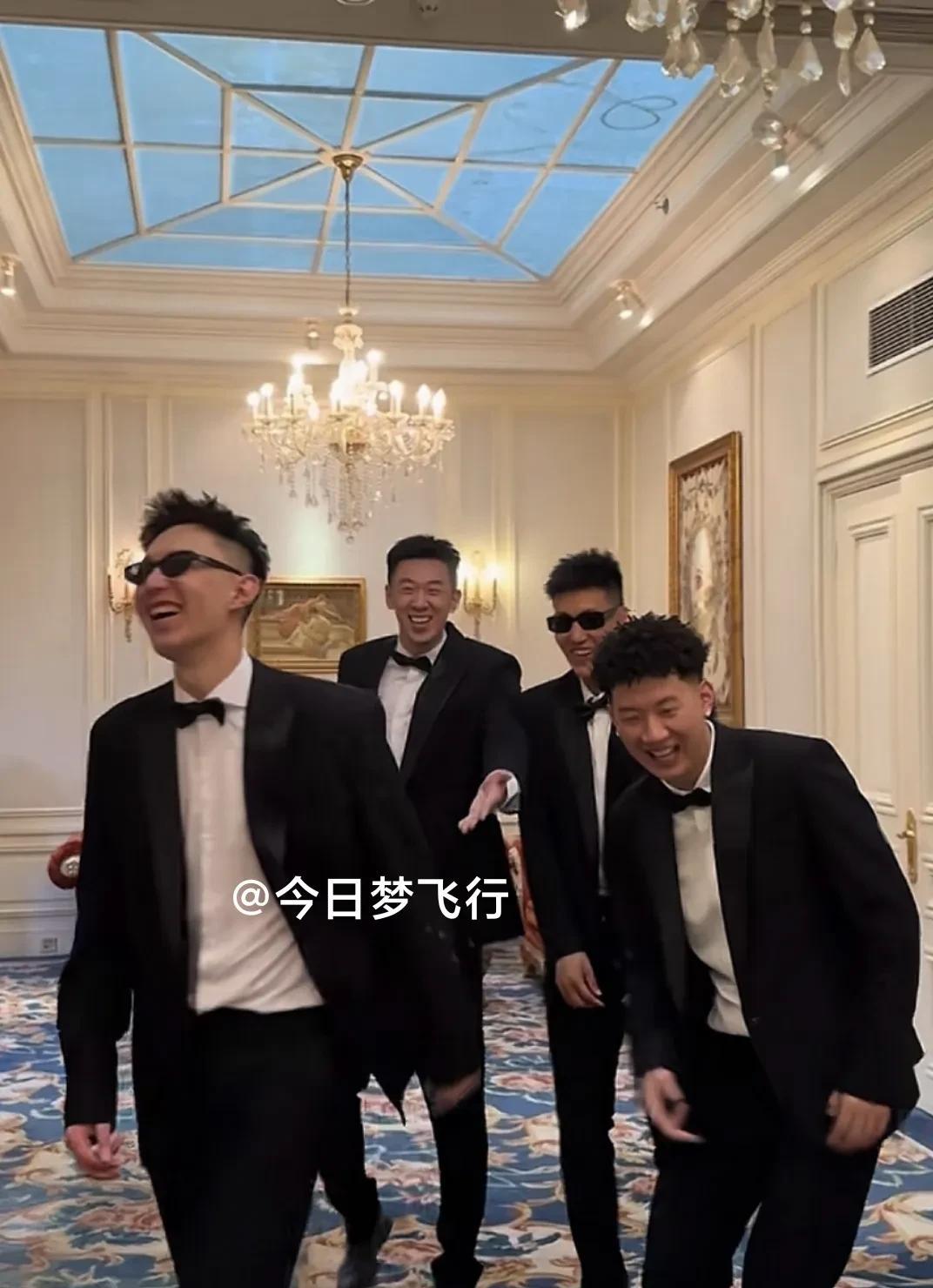 条哥晒众人跳手势舞视频，王少杰下赛季在广东队将要承担更大责任！
今天傍晚，现效力