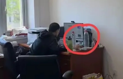 100万奖金都不去领取的原因找到了。
不是因为他挣得钱多，
也不是因为他补牙不差