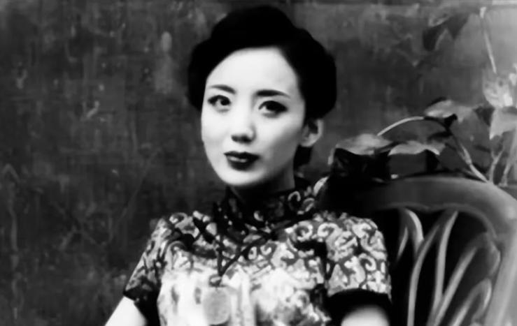 1922年，黄金荣告诉妻子林桂生：“我要娶露兰春，你交出正室之位和家里的财政大权