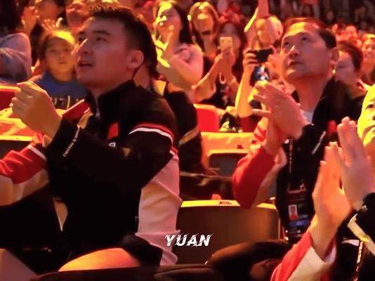 王楚钦的首秀，大家都在场观战！
看这玩意镜头抓全了，牛牛在，作弊叔在，五竹叔在，