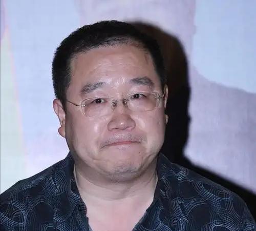 “你现在都不姓英了，没资格来！”2003年英若诚的葬礼上，13岁的巴图被父亲英达