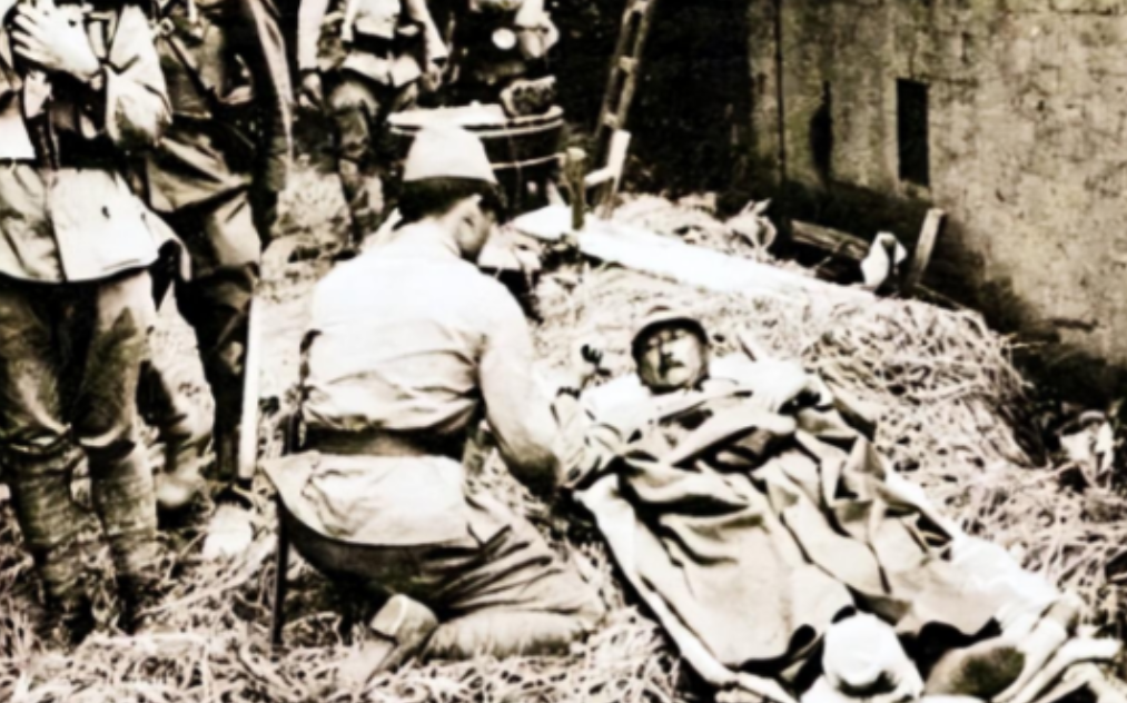 1938年，万家岭战后，漫山遍野都是腐烂的尸体，无人愿意打扫战场，一个乞丐主动前