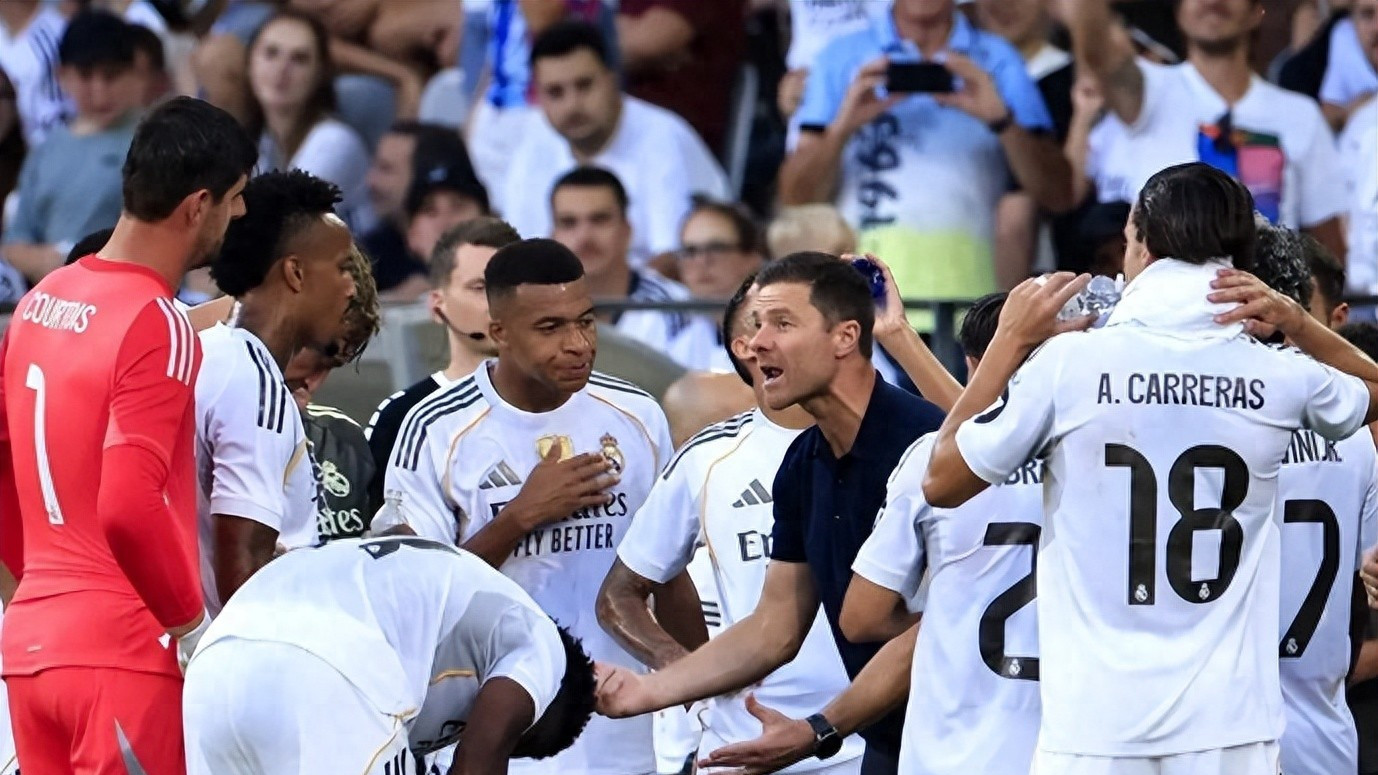 冰释前嫌！阿隆索与皇马巨星2次拥抱：半年恩怨 一笔勾销