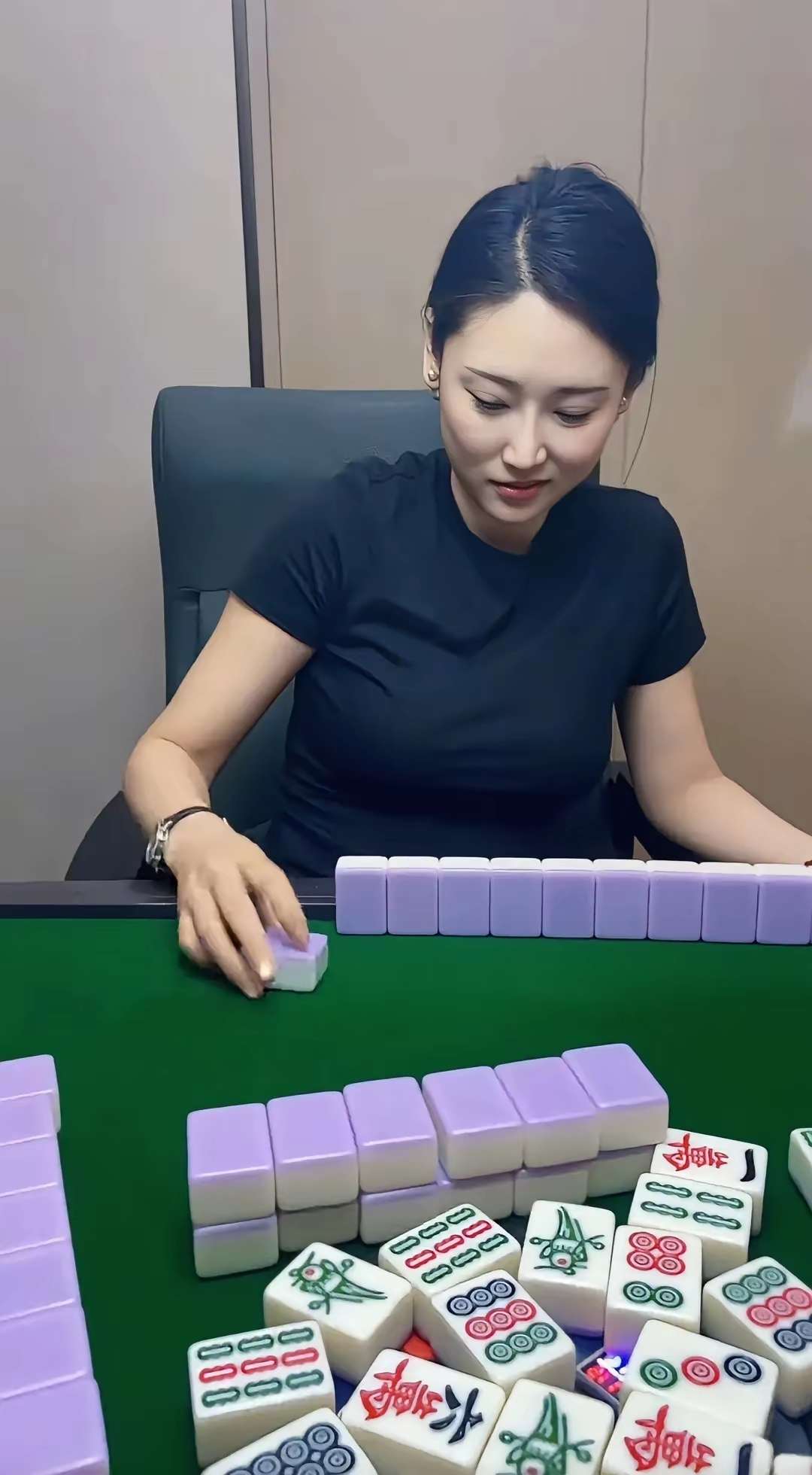 和这位美女打麻将，输了钱也甘心
