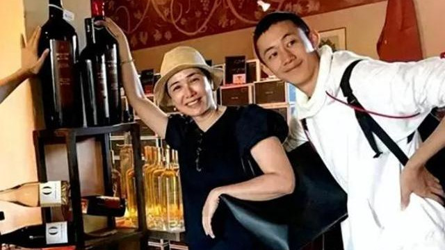 今年5月份有人晒出了她和蒋雯丽在英国维阿博物馆的合照