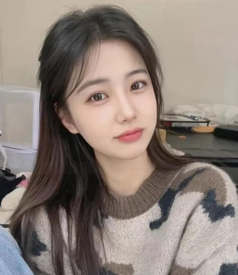 这两天一直刷到大龄美女的视频
我不明白
她们都是三十好几的人了
为啥不着急嫁人