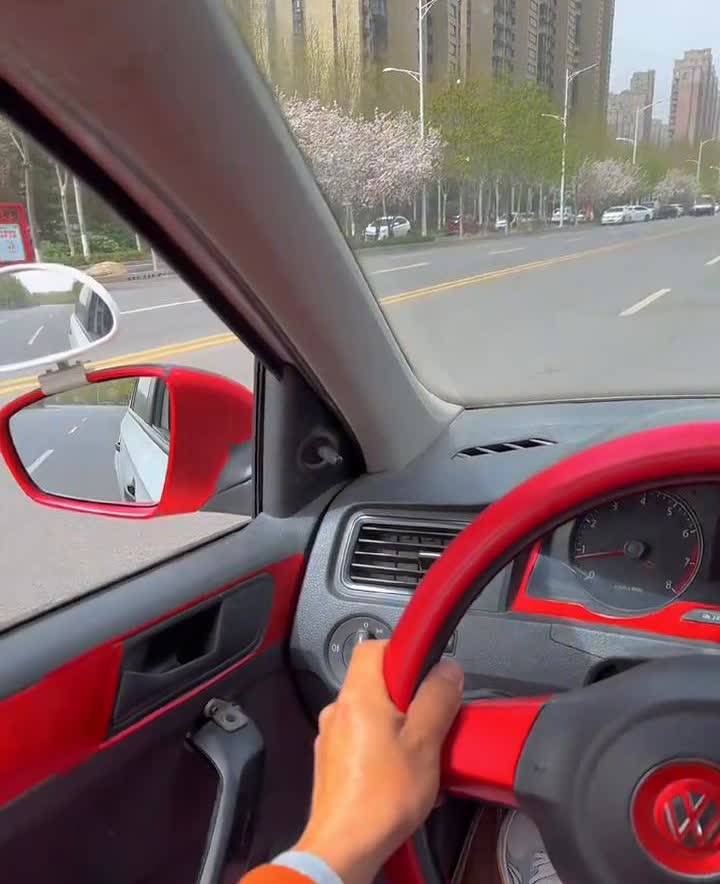 科目三超车。
请超越前方车辆。
·听到语音打开左转向灯，等待3秒钟。
·向