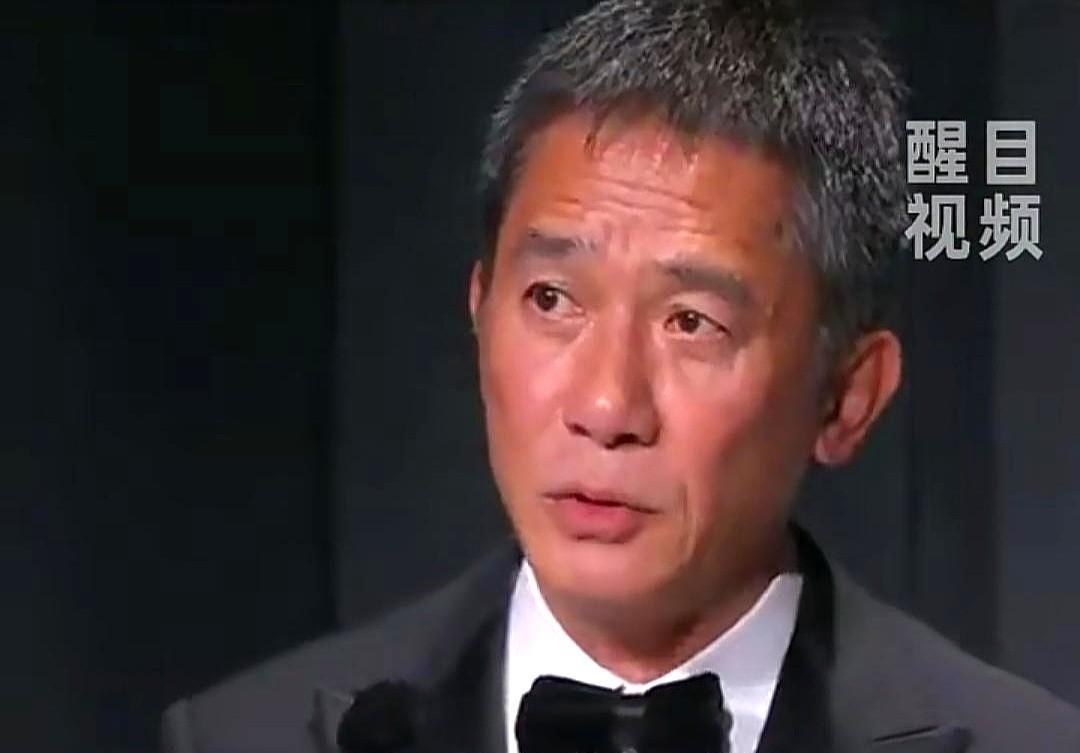 威尼斯金狮颁奖夜，梁朝伟一句“多谢刘嘉玲”引爆全网。
镜头切走，热搜爆点——他没