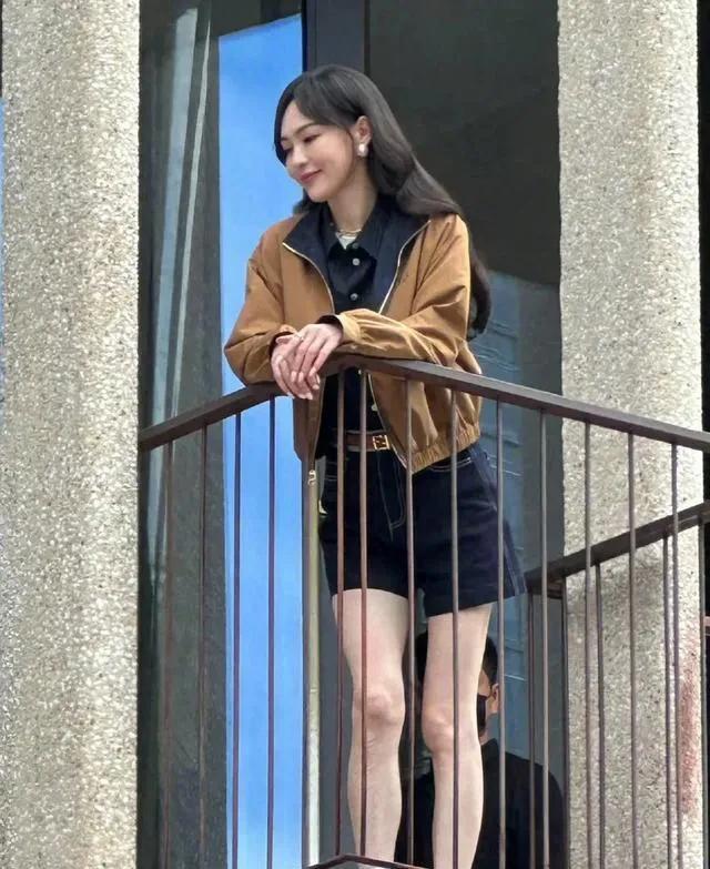 唐嫣一身休闲套装，长卷发，温柔又清新，颜值超高