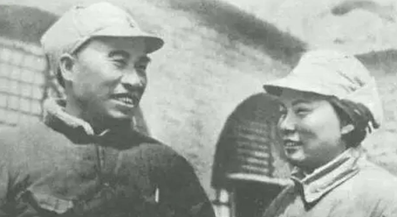 1929年，朱德和妻子伍若兰正在家里吃晚饭，突然，十几个敌兵冲进屋里，拿着枪大喊