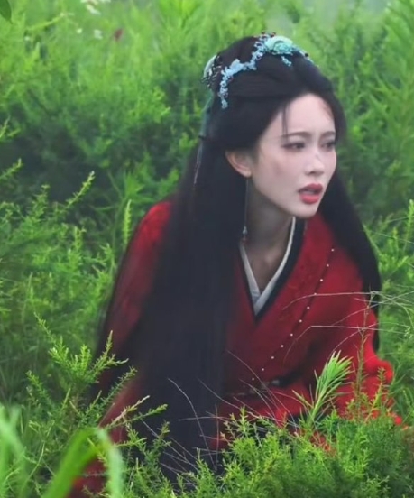 孟子义《百花杀》沈汐和红衣脏脏包路透，明艳又破碎，这个红衣好漂亮。