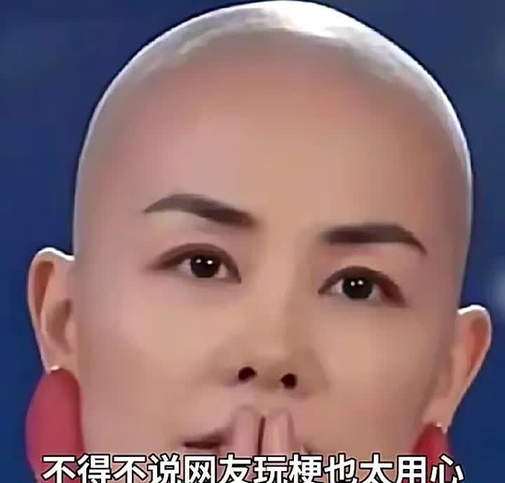 王菲剃度出家的照片流出，真是美得让人无法自已，惊艳了不少人！
她穿着僧袍，神情