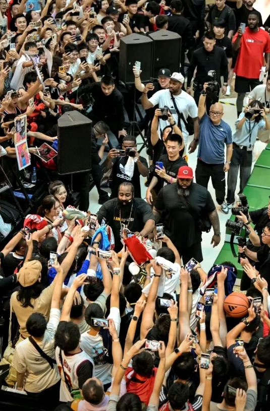 太受欢迎！哈登所到之处皆是人山人海！

哈登是最受中国球迷欢迎的NBA球星之一，