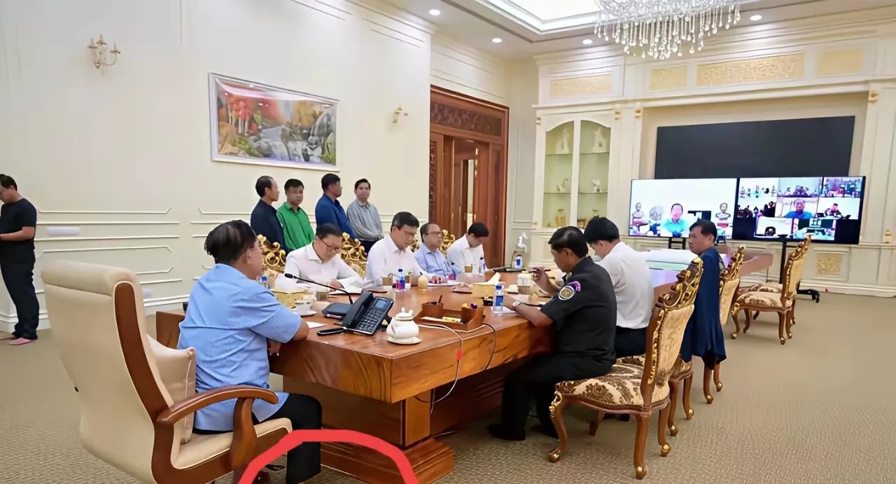 洪森一穿上拖鞋，就感觉一切都没问题！



洪森把开会当成了，自己在家的感觉。