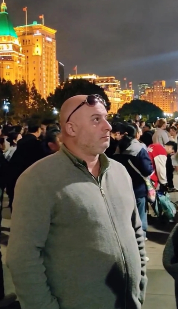 为什么很多美国人到了中国后不笑，全都表情严肃的看着中国的一切？因为这些外国人突然