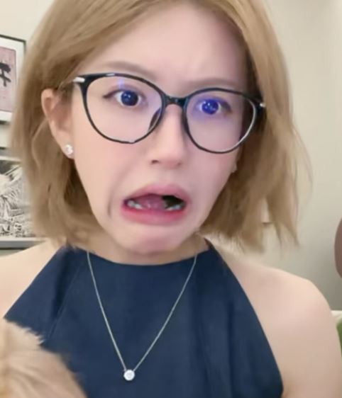 怼完经纪公司，怼媒体，赵露思半只脚已经踏出娱乐圈了！
赵露思在直播时，公开说：“